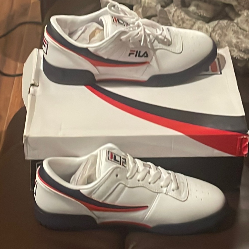 Unisex FILA shoes Men’s 9.5 Women’s 11